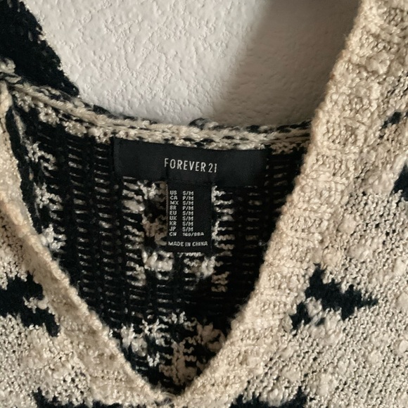 Forever 21 Aztec print poncho - Picture 4 of 5
